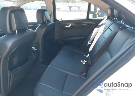 2013 Mercedes-Benz C 300 Luxury 4Matic z USA, uszkodzony, nr VIN WDDGF8AB5DR299259